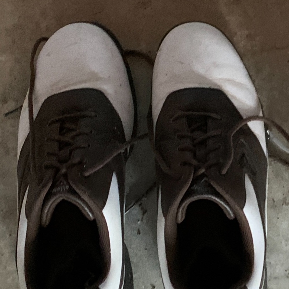 Men’s golfing shoes